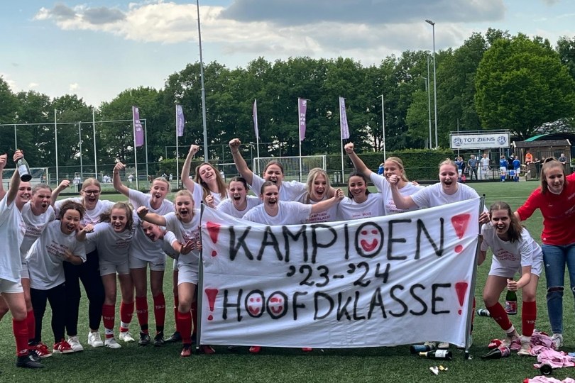 Foto bij Excelsior'31 TV met kampioenschappen MO20-1 & JO14-1 en Jayden Deng naar Go Ahead Eagles