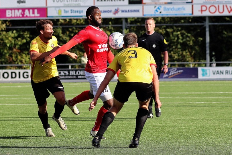 Foto bij Excelsior’31 van de mat geveegd door gretig Rohda Raalte (0-4)